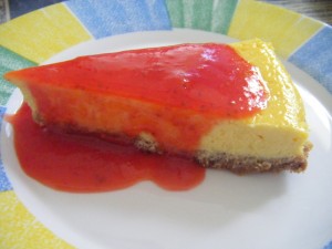 Cheesecake con salsa alle fragole