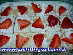 Pasticcini alle fragole e mandorle