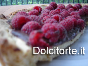 Crostata con crema al cioccolato e lamponi